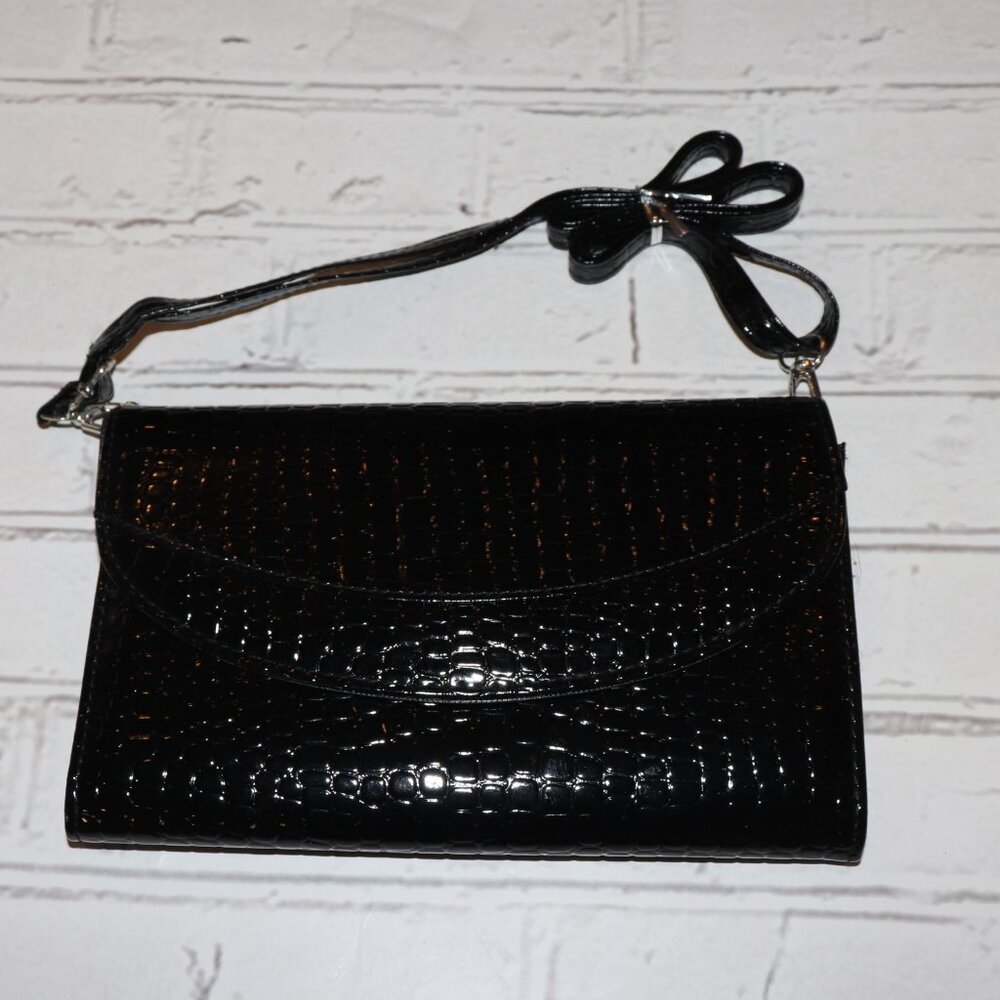 🖤 NWOT Black Croc‑Texture Flap Purse · 9.5x5 A glossy little statement